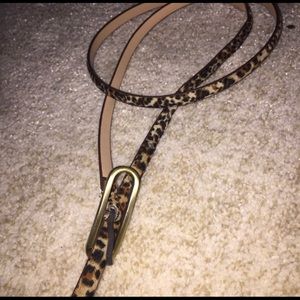 Skinny cheetah print belt, with oval clasp.